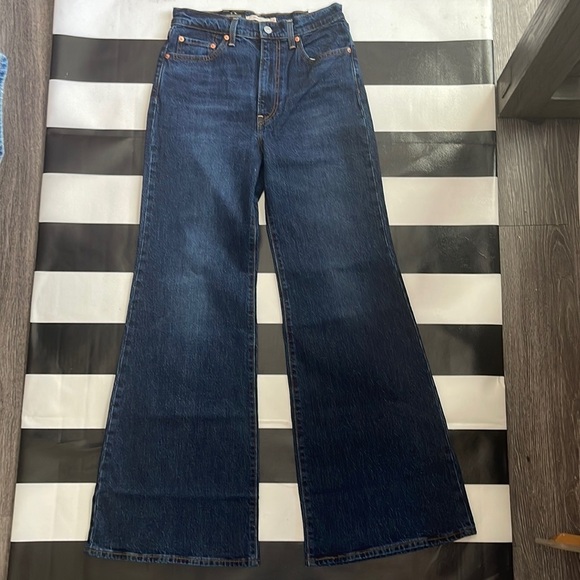 Levi's® Premium
RIBCAGE BELL WOMEN'S JEANS 25 X 32 - Picture 3 of 12